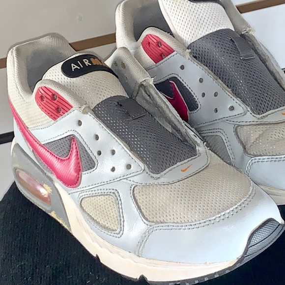 Nike Air Max Woman’s Size 7 White with Pink swoosh - Picture 4 of 8